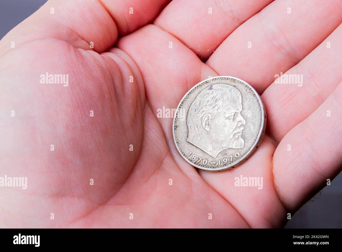 Sowjetische Münze mit Lenin. Zahlung in Rubel. Verkauf von Rubel. Die russische Währung wird an der Börse stärker. Stockfoto