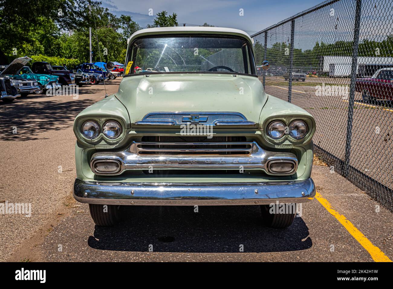 Falcon Heights, MN - 18. Juni 2022: Hochperspektivische Frontansicht eines Chevrolet Apache 3100 Stepside Pickup Trucks aus dem Jahr 1959 auf einer lokalen Automobilmesse. Stockfoto