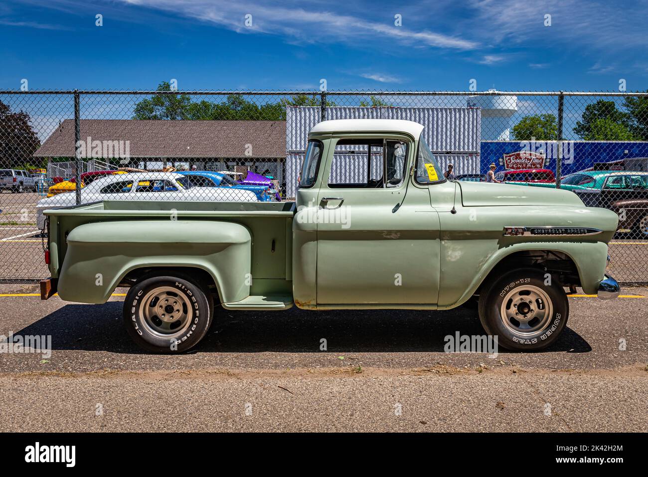 Falcon Heights, MN - 18. Juni 2022: Hochperspektivische Seitenansicht eines Chevrolet Apache 3100 Stepside Pickup Trucks aus dem Jahr 1959 auf einer lokalen Automobilmesse. Stockfoto