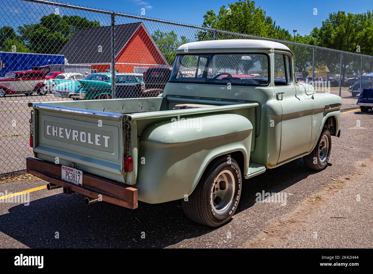 Falcon Heights, MN - 18. Juni 2022: Rückansicht eines Chevrolet Apache 3100 Stepside Pickup Trucks aus dem Jahr 1959 auf einer lokalen Automshow. Stockfoto
