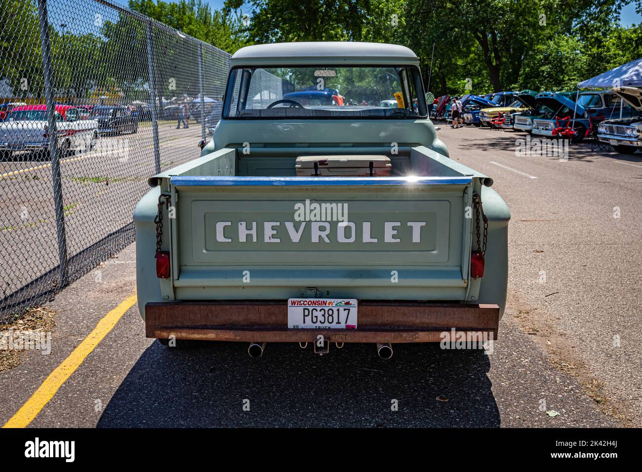 Falcon Heights, MN - 18. Juni 2022: Hochperspektivische Rückansicht eines Chevrolet Apache 3100 Stepside Pickup Trucks aus dem Jahr 1959 auf einer lokalen Automobilmesse. Stockfoto