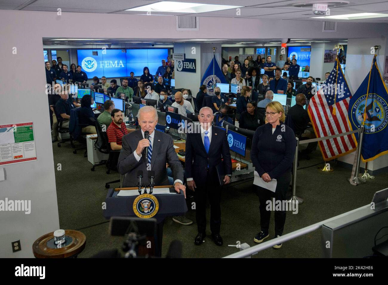 Washington, Vereinigte Staaten . 29. September 2022. Präsident Joe Biden spricht als Sekretär des Heimatschutzministeriums, Alejandro Mayorkas, und die Leiterin der Federal Emergency Management Agency (FEMA), Deanne Criswell, während einer Pressekonferenz, nachdem sie über die Auswirkungen des Orkans Ian und die laufenden Maßnahmen der Bundesregierung im FEMA-Hauptquartier in Washington informiert wurde, DC am Donnerstag, 29. September 2022. Foto von Bonnie Cash/Pool/Sipa USA Kredit: SIPA USA/Alamy Live News Stockfoto