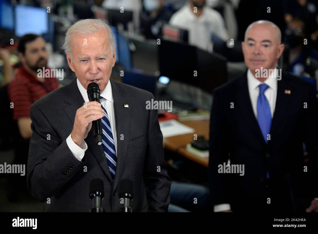 Washington, Vereinigte Staaten . 29. September 2022. Präsident Joe Biden spricht, während Alejandro Mayorkas, Sekretär des Heimatschutzministeriums, während einer Pressekonferenz zuschaut, nachdem er am Donnerstag, dem 29. September 2022, im FEMA-Hauptquartier in Washington, DC, über die Auswirkungen des Orkans Ian und die laufenden Reaktionsbemühungen der Bundesregierung unterrichtet wurde. Foto von Bonnie Cash/Pool/Sipa USA Kredit: SIPA USA/Alamy Live News Stockfoto