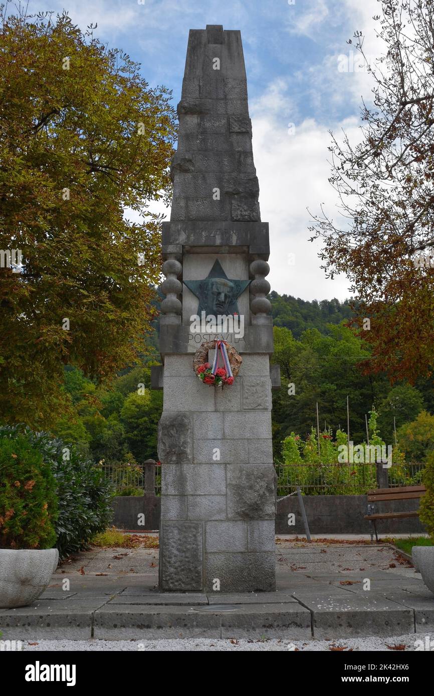 Spodnja Idrija, Slowenien - September 5. 2022. Ein 2. Weltkrieg-Denkmal in Spodnja Idrija, Innerkrain, Südwestslowenien Stockfoto