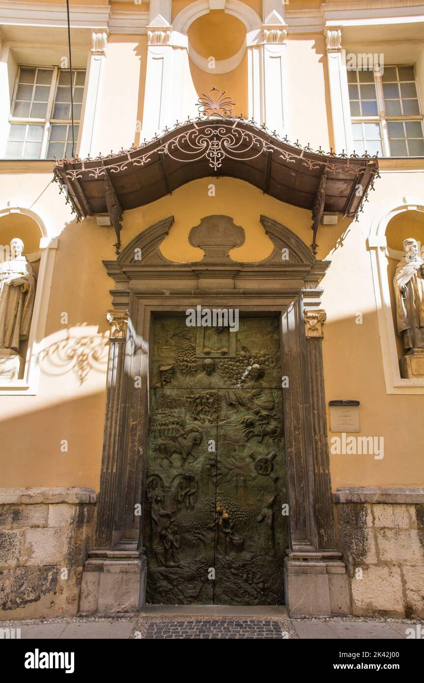 Das Slowenische Tor in der Kathedrale von Ljubljana, auch bekannt als St. Nikolaus-Kirche, in Ciril-Metodov Trg. Genannt Ljubljanska Stolnica oder Stolnica Sveti Stockfoto