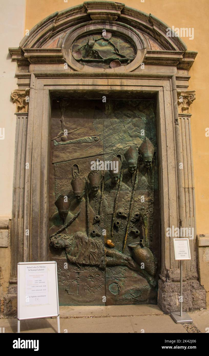 Die Tür von Ljubljana in der Kathedrale von Ljubljana, auch St.-Nikolaus-Kirche genannt, in Ciril-Metodov Trg, geschmückt mit Porträts von Bischöfen aus dem 20.. Jahrhundert Stockfoto