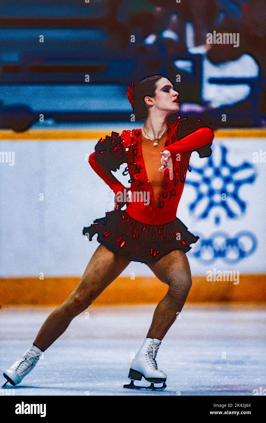 Katarina Witt (DDR) Goldmedaillengewinnerin und Olympiasiegerin im Freilauf der Damen im Eiskunstlauf bei den Olympischen Winterspielen 1988. Stockfoto