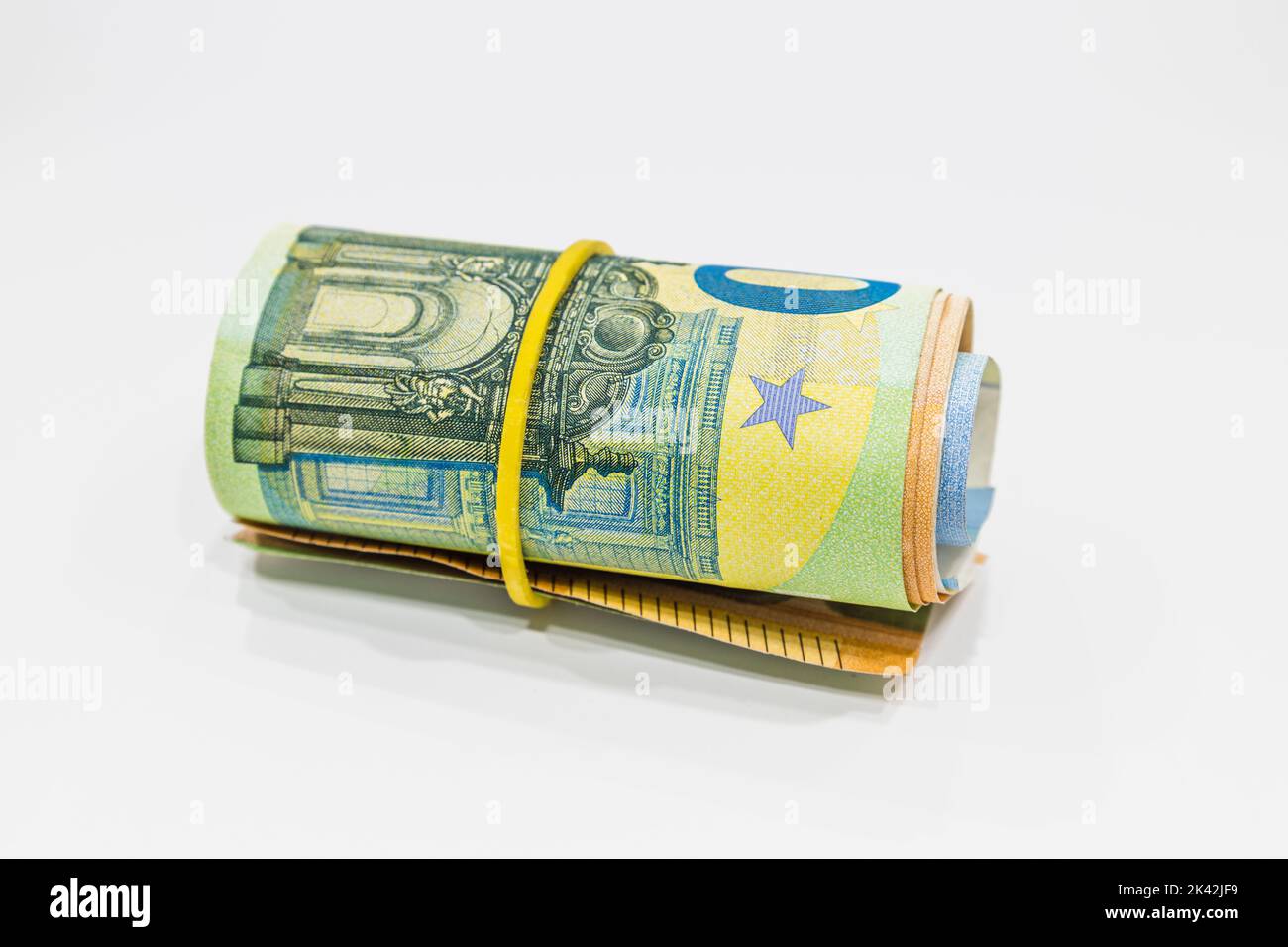 Rolle der Euro-Noten im Gummiband. EU-Banknoten in einer Geldrolle. Konzept der organisierten Kriminalität Stockfoto