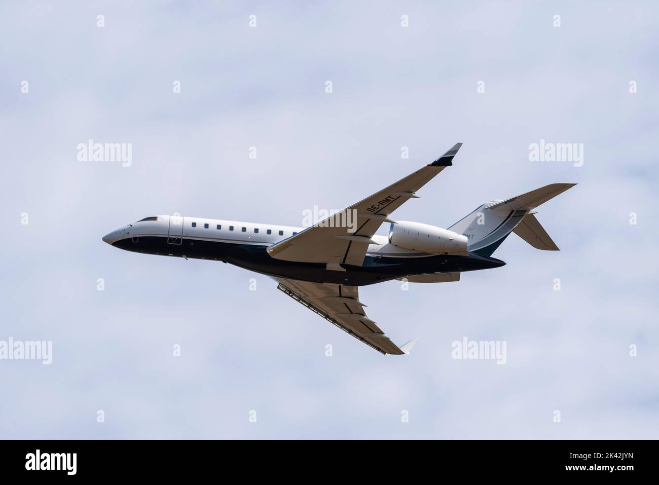 Bombardier Global 6000 Corporate Jet Flugzeug SE-RMT der SAAB ab, das während der RIAT Airshow 2022 von RAF Fairford abfliegt Stockfoto