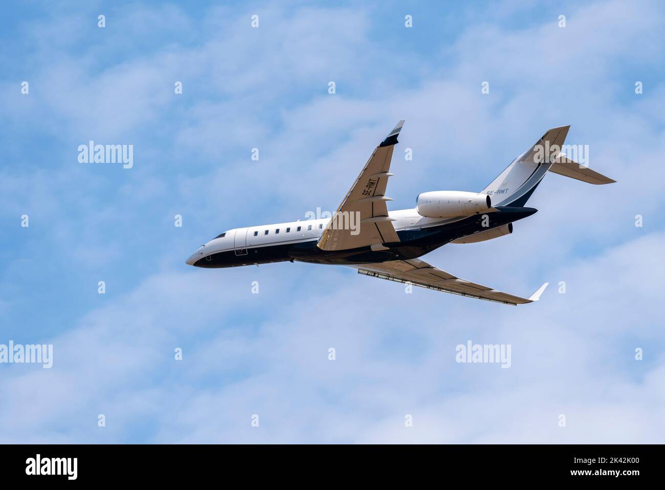 Bombardier Global 6000 Corporate Jet Flugzeug SE-RMT der SAAB ab, das während der RIAT Airshow 2022 von RAF Fairford abfliegt Stockfoto