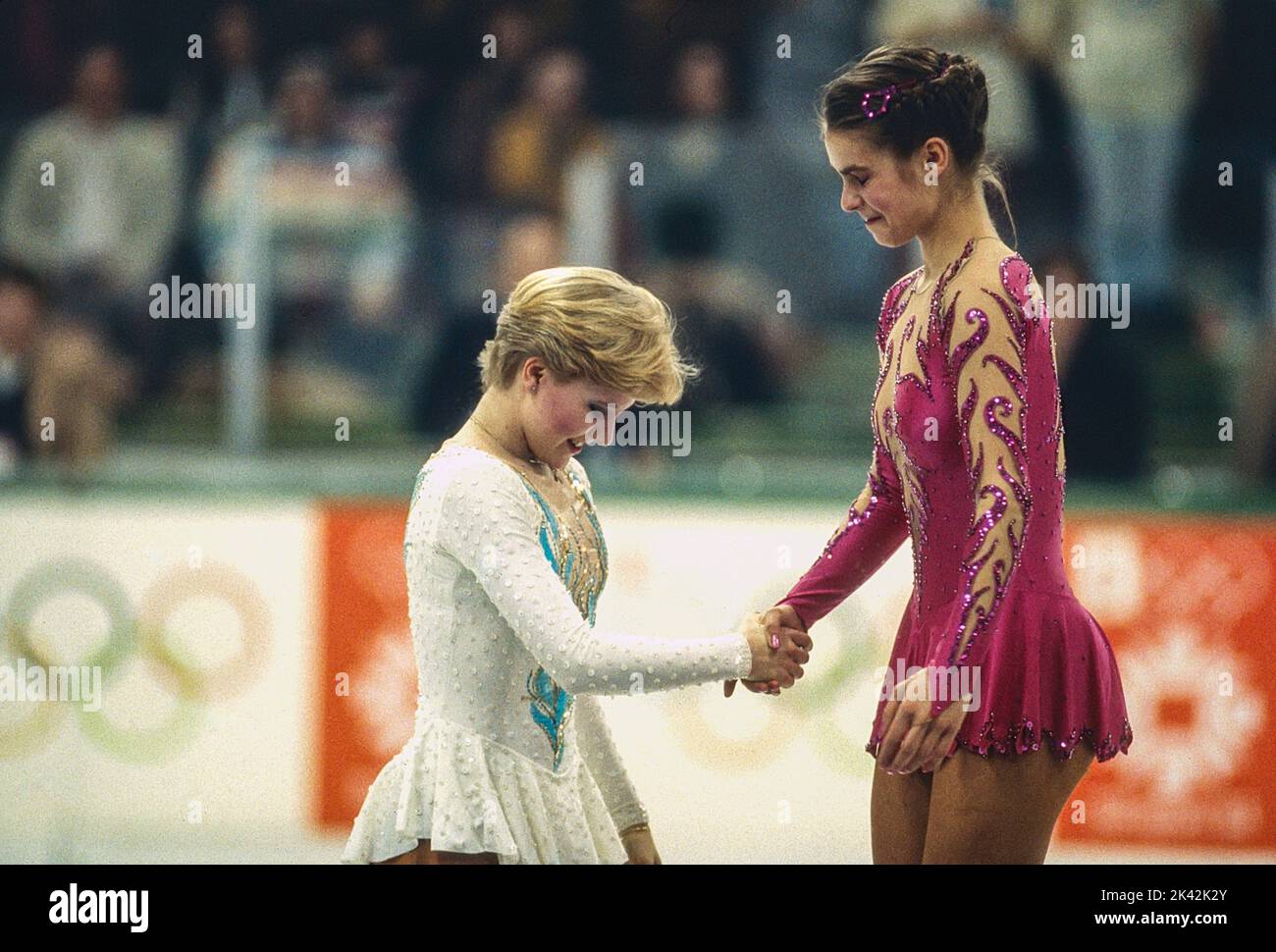 L-R Rosalynn Sumners (USA) Silber mit Katarina Witt (DDR), Gold in der Einzelmedaillengewinnerin der Eiskunstlauf-Damen bei den Olympischen Winterspielen 1984. Stockfoto