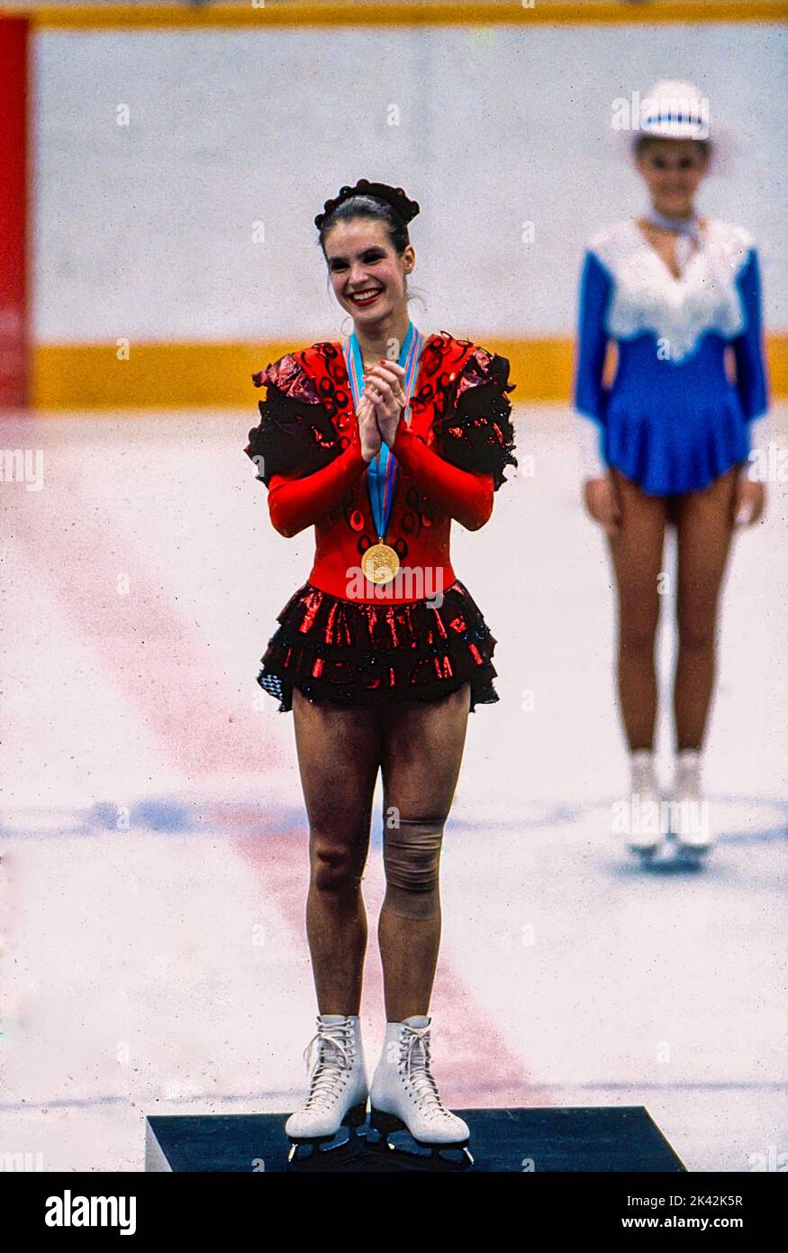 Katarina Witt (DDR) Goldmedaillengewinnerin und Olympiasiegerin im Damen-Eiskunstlauf bei den Olympischen Winterspielen 1988. Stockfoto