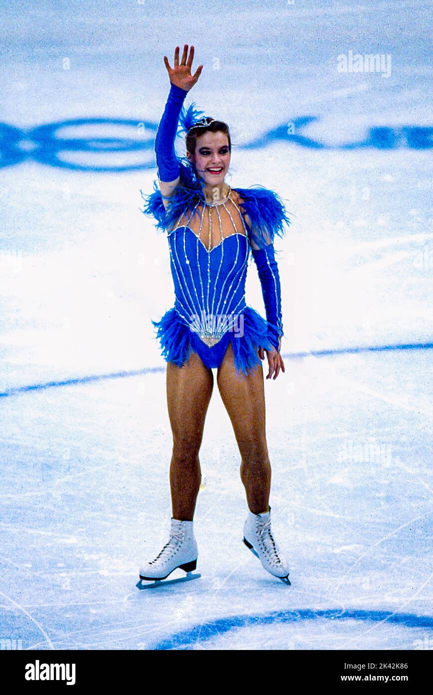 Katarina Witt (DDR) Goldmedaillengewinnerin und Olympiasiegerin im Kurzprogramm des Damen-Eiskunstlauf bei den Olympischen Winterspielen 1988. Stockfoto