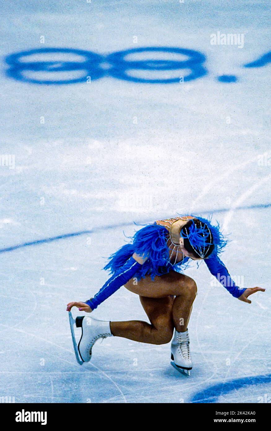 Katarina Witt (DDR) Goldmedaillengewinnerin und Olympiasiegerin im Kurzprogramm des Damen-Eiskunstlauf bei den Olympischen Winterspielen 1988. Stockfoto