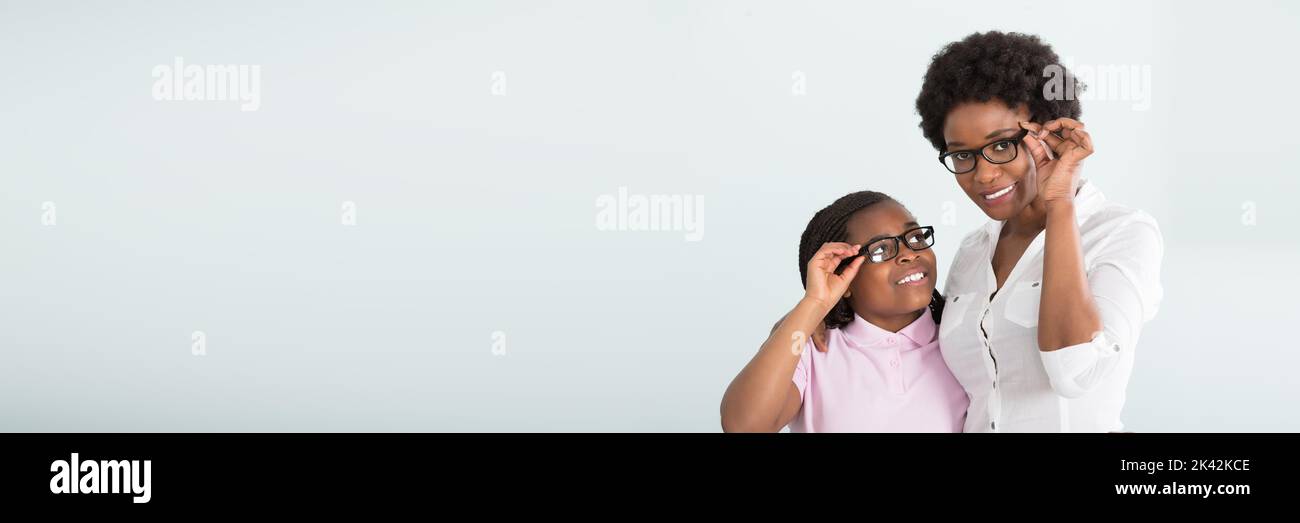 Afrikanische Familie Trägt Brillen. Kinderbrille Und Mama Stockfoto
