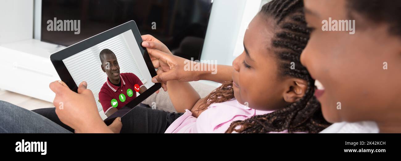Gelegentliche Unterhaltung Auf Dem Tablet. Online-Videokonferenz Für Die Familie Von Kindern Stockfoto