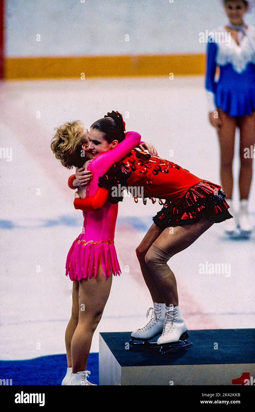 Katarina Witt (DDR) Goldmedaillengewinnerin und Olympiasiegerin mit Elizabeth Manley (CAN) Silbermedaillengewinnerin im Damen-Eiskunstlauf bei den Olympischen Winterspielen 1988. Stockfoto