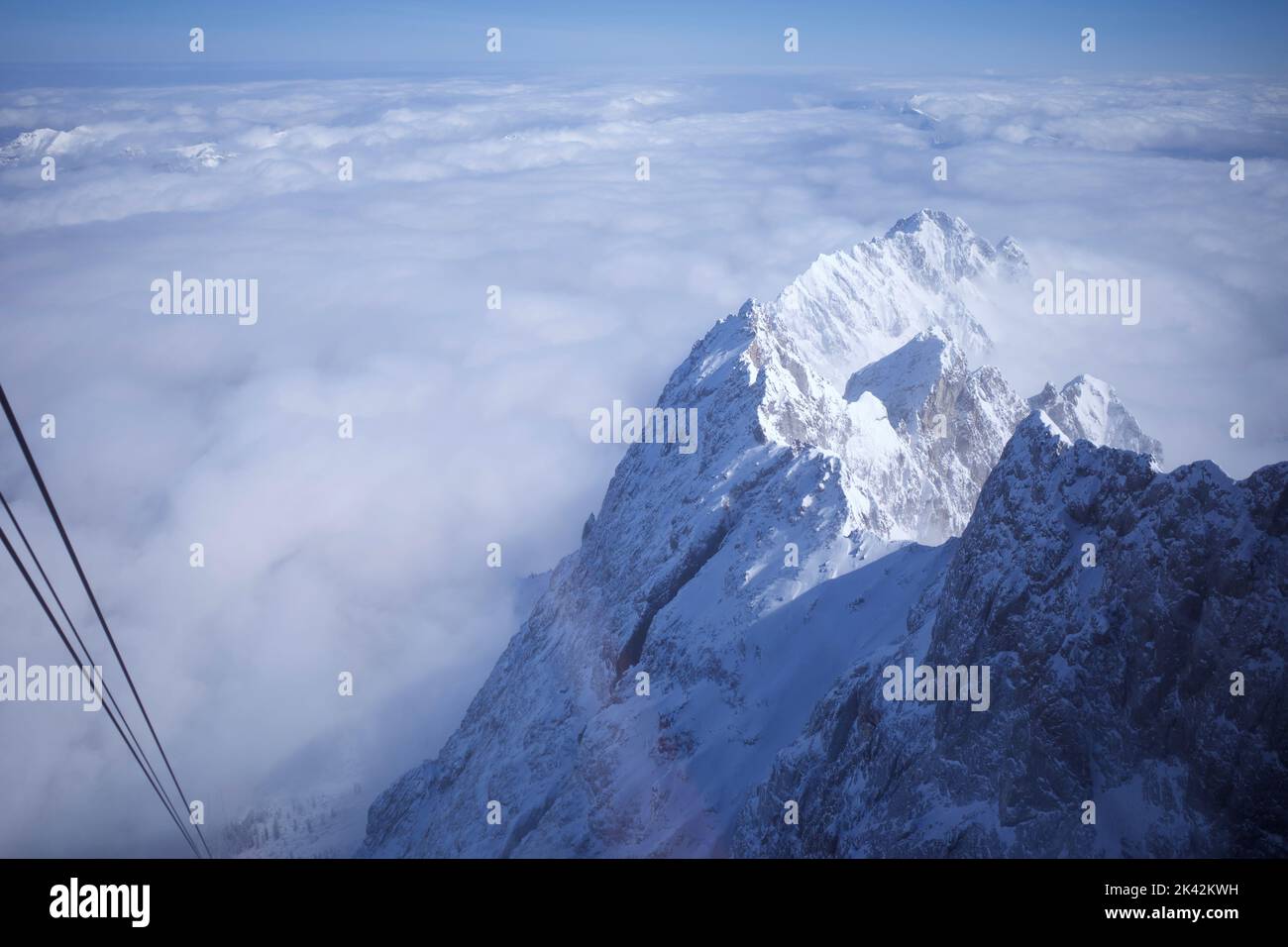 Zugspitze, die höchsten alpen Süddeutschlands. Das Foto wurde von einer Seilbahn auf den Gipfel aufgenommen. Stockfoto