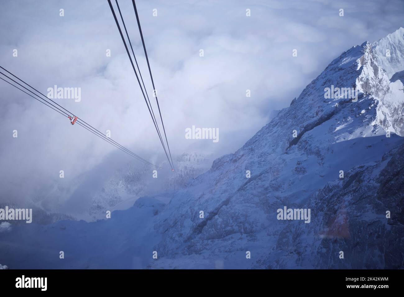 Zugspitze, die höchsten alpen Süddeutschlands. Das Foto wurde von einer Seilbahn auf den Gipfel aufgenommen. Stockfoto