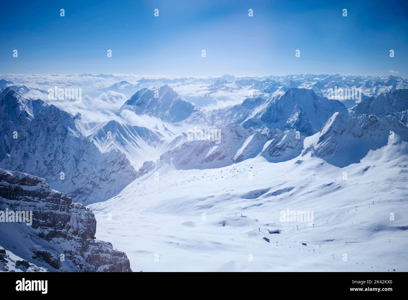 Zugspitze, die höchsten alpen Süddeutschlands. Das Foto wurde von einer Seilbahn auf den Gipfel aufgenommen. Stockfoto