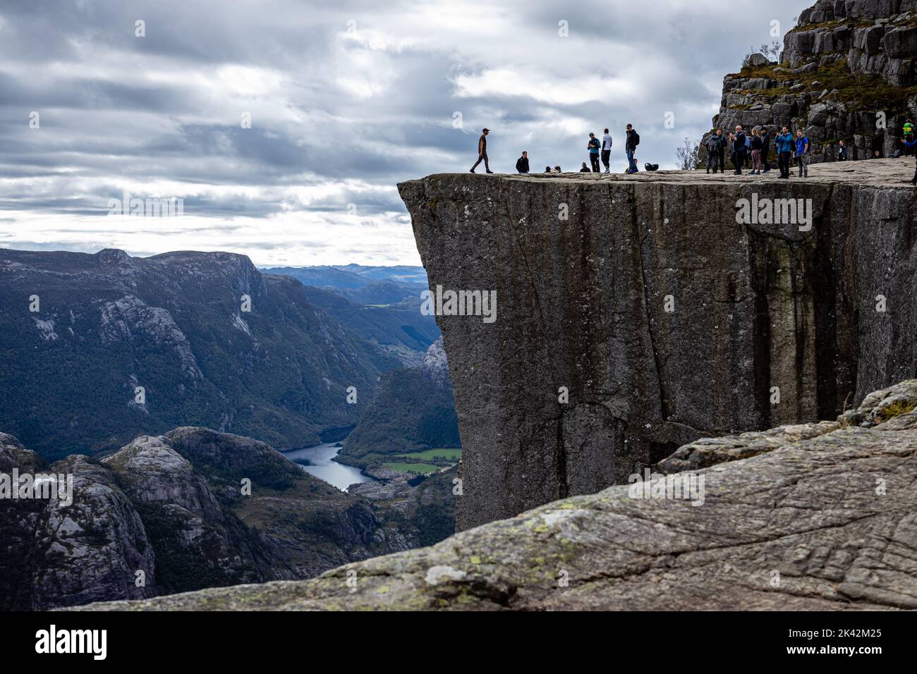 Forsand, 20. Sep, 2022: Wanderer auf dem Gipfel des Preikestolen am Lysefjord in Norwegen, Europa. Stockfoto
