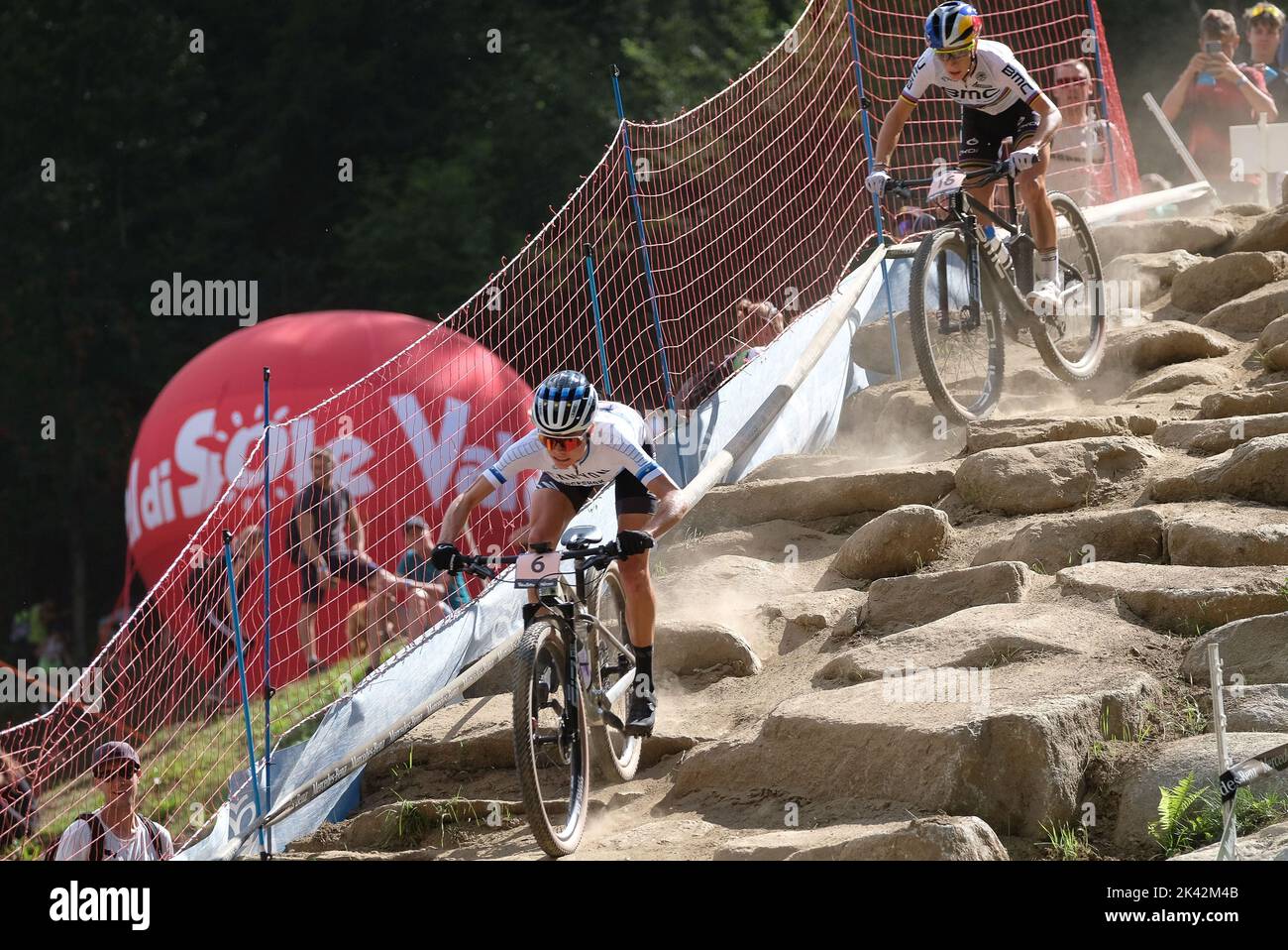 UCI Mountain Bike World Cup - Val di Sole 2022 - das große Finale - Elite Damen olympische Langlaufkategorie auf der Val di Sole MTB Strecke Stockfoto