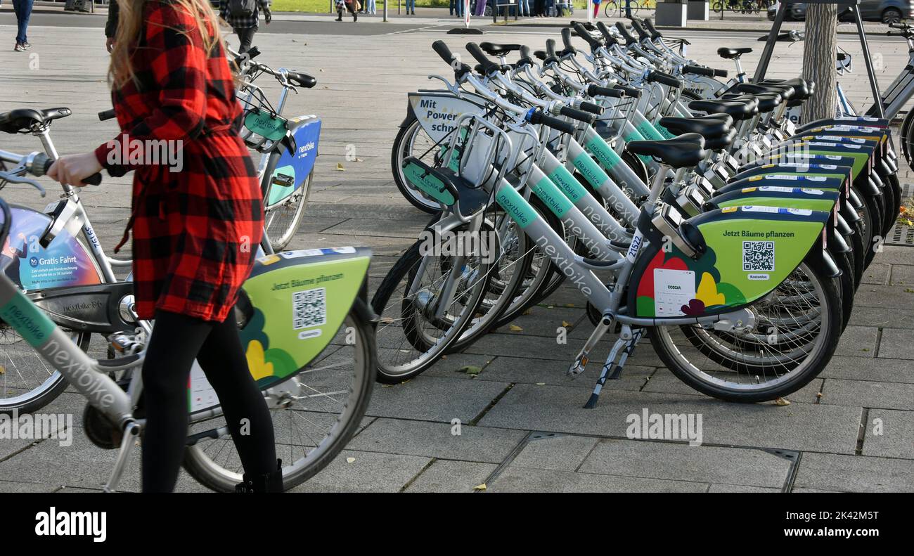 Leipzig, Deutschland. 26. September 2022. Im Stadtzentrum holt eine Frau ein Fahrrad vom nextbike-Fahrradverleih ab. Das Unternehmen wurde 2004 in Leipzig gegründet und stellt seitdem Fahrräder zur Miete im Leipziger Stadtgebiet zur Verfügung. Die Leihräder können an den Mobilitätsstationen der Leipziger Verkehrsbetriebe und vielen anderen meist virtuellen Standorten über die Smartphone-App gegen Gebühr ausgeliehen werden. Quelle: Waltraud Grubitzsch/dpa-Zentralbild/dpa/Alamy Live News Stockfoto