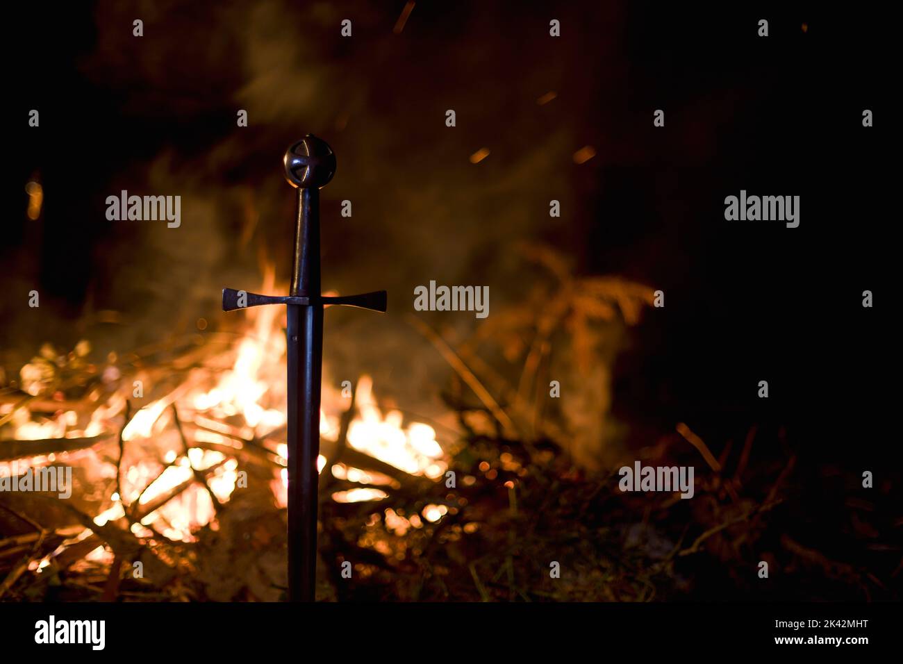 Nahaufnahme des Tempelschwertes, das durch Feuer auf dem Boden liegt Stockfoto