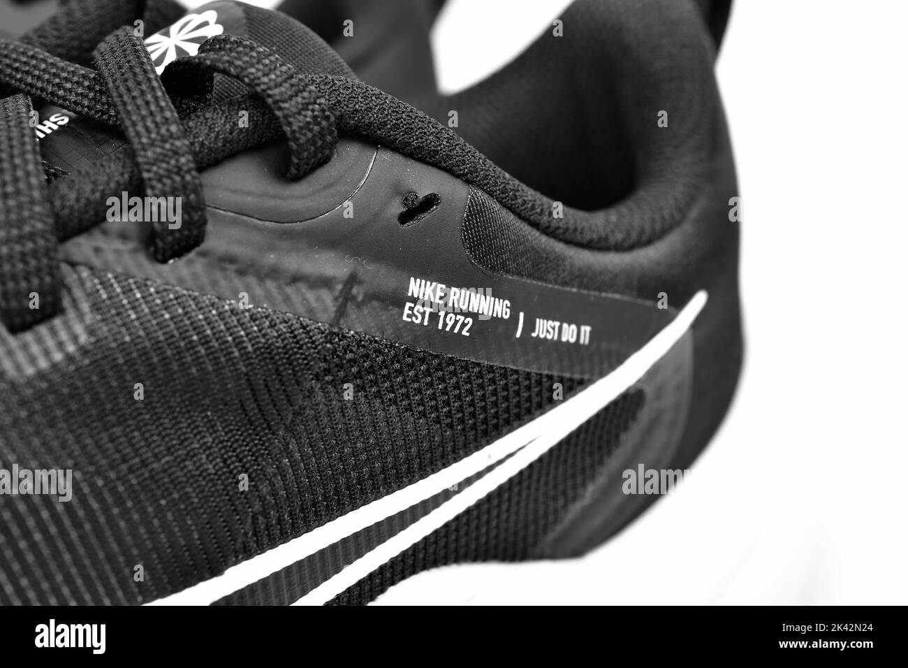 Neu Delhi, Indien - 29. September 2022 : Nike Running Logo auf Schuh Stockfoto
