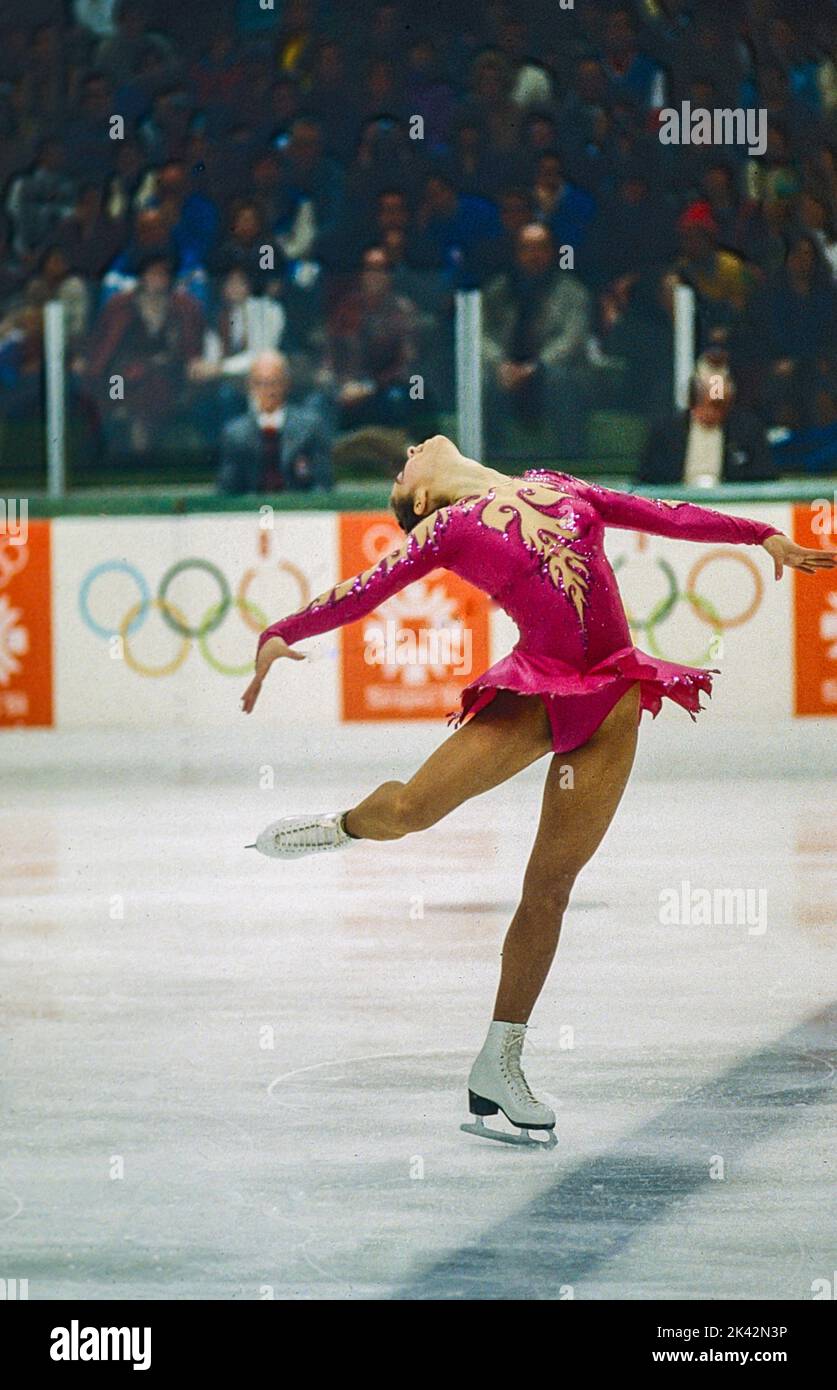 Katarina Witt (DDR) Goldmedaillengewinnerin und Olympiasiegerin im Freilauf der Damen im Eiskunstlauf bei den Olympischen Winterspielen 1984. Stockfoto