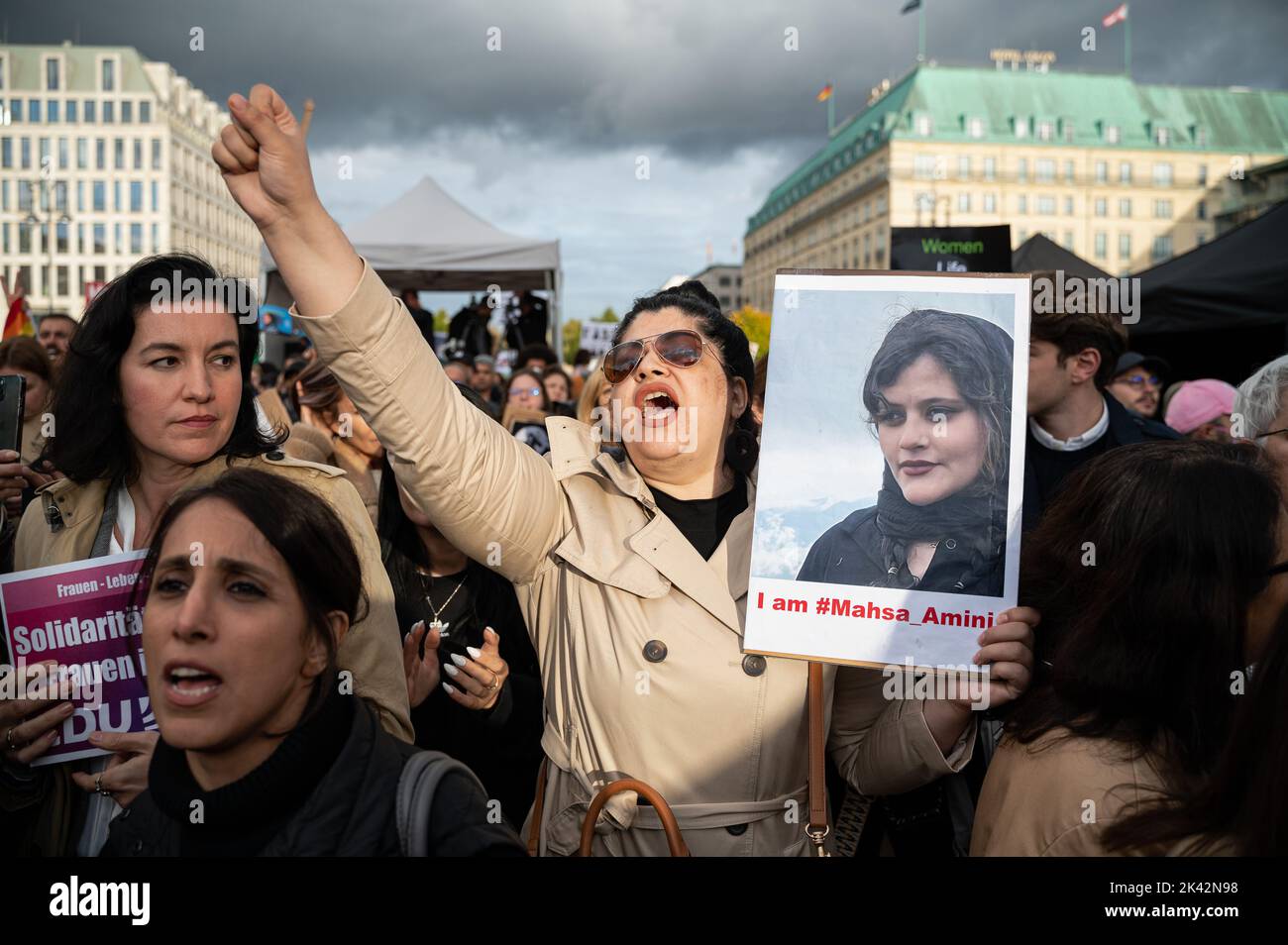 28.09.2022, Berlin, Deutschland, Europa - Aktivistinnen, hauptsächlich Frauen, Protest während einer Solidaritätskundgebung auf dem Pariser Platz anlässlich der Iran-Unruhen. Stockfoto