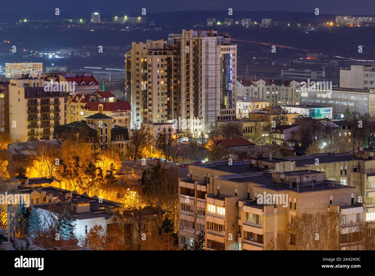 Blick auf Wohnwohnungen im Zentrum von Chisinau, Boulevard Stefan cel Mare. Stockfoto