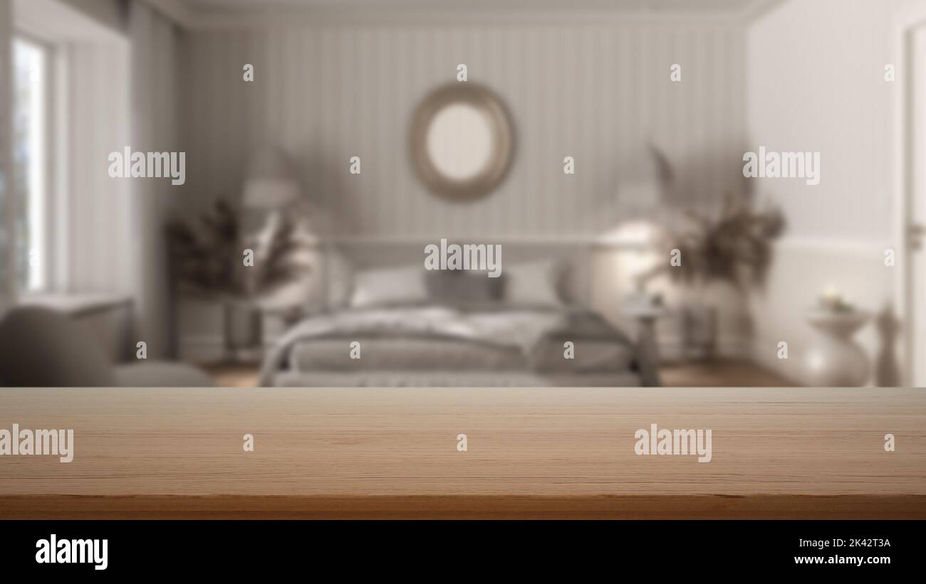 Leerer Holztisch, Schreibtisch oder Regal mit verschwommener Sicht auf das klassische weiße Schlafzimmer, Tapete, Bett mit Federdecke, Beistelltische, Sessel und Dekore, Moderne Inte Stockfoto