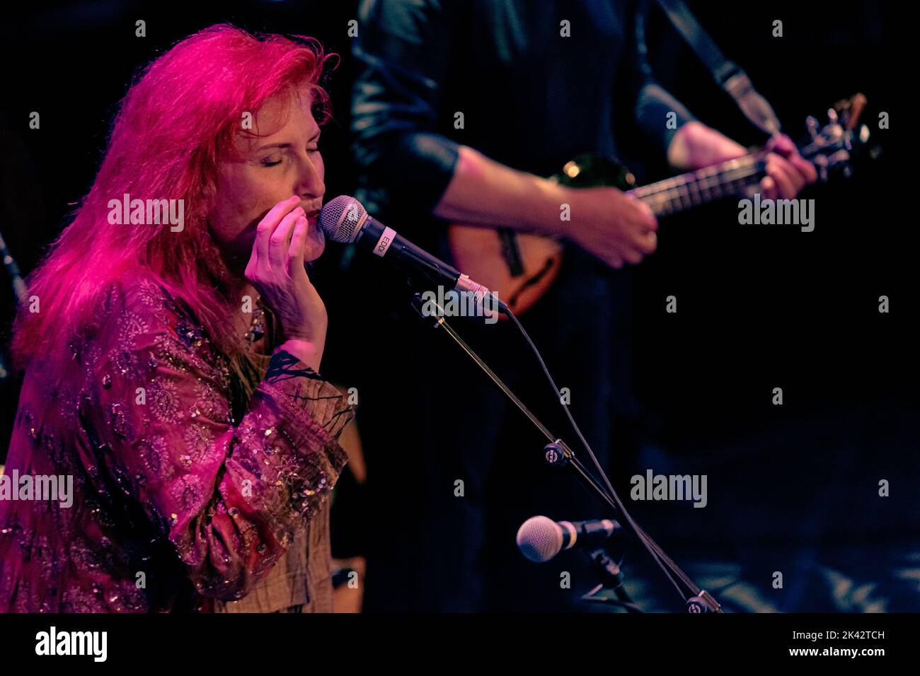 Eddi Reader bei Sage Gateshead. Jubiläumstour 40.. Sadenia 'Eddi' Reader MBE ist eine schottische Singer-Songwriterin, die für ihre Arbeit als Frontfrau von Fairground Attraction und für eine dauerhafte Solo-Karriere bekannt ist. Sie wurde mit drei Brit Awards ausgezeichnet. 2003 stellte sie die Werke des schottischen Nationaldichters Robert Burns vor. Vereinigtes Königreich. Stockfoto
