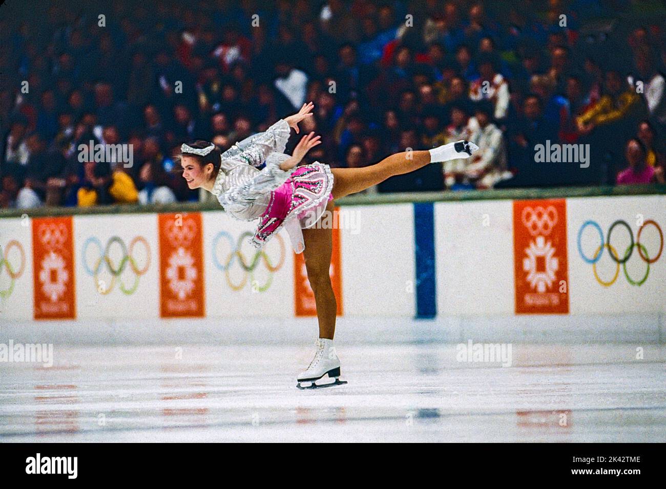 Katarina Witt (DDR) Goldmedaillengewinnerin und Olympiasiegerin, die bei den Olympischen Winterspielen 1984 im Shortprogramm des Damen-Eiskunstlaufsport teilhat. Stockfoto