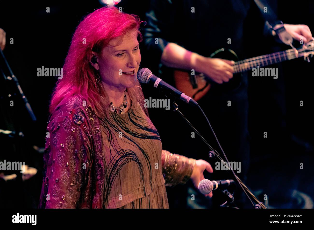 Eddi Reader bei Sage Gateshead. Jubiläumstour 40.. Sadenia 'Eddi' Reader MBE ist eine schottische Singer-Songwriterin, die für ihre Arbeit als Frontfrau von Fairground Attraction und für eine dauerhafte Solo-Karriere bekannt ist. Sie wurde mit drei Brit Awards ausgezeichnet. 2003 stellte sie die Werke des schottischen Nationaldichters Robert Burns vor. Vereinigtes Königreich. Stockfoto