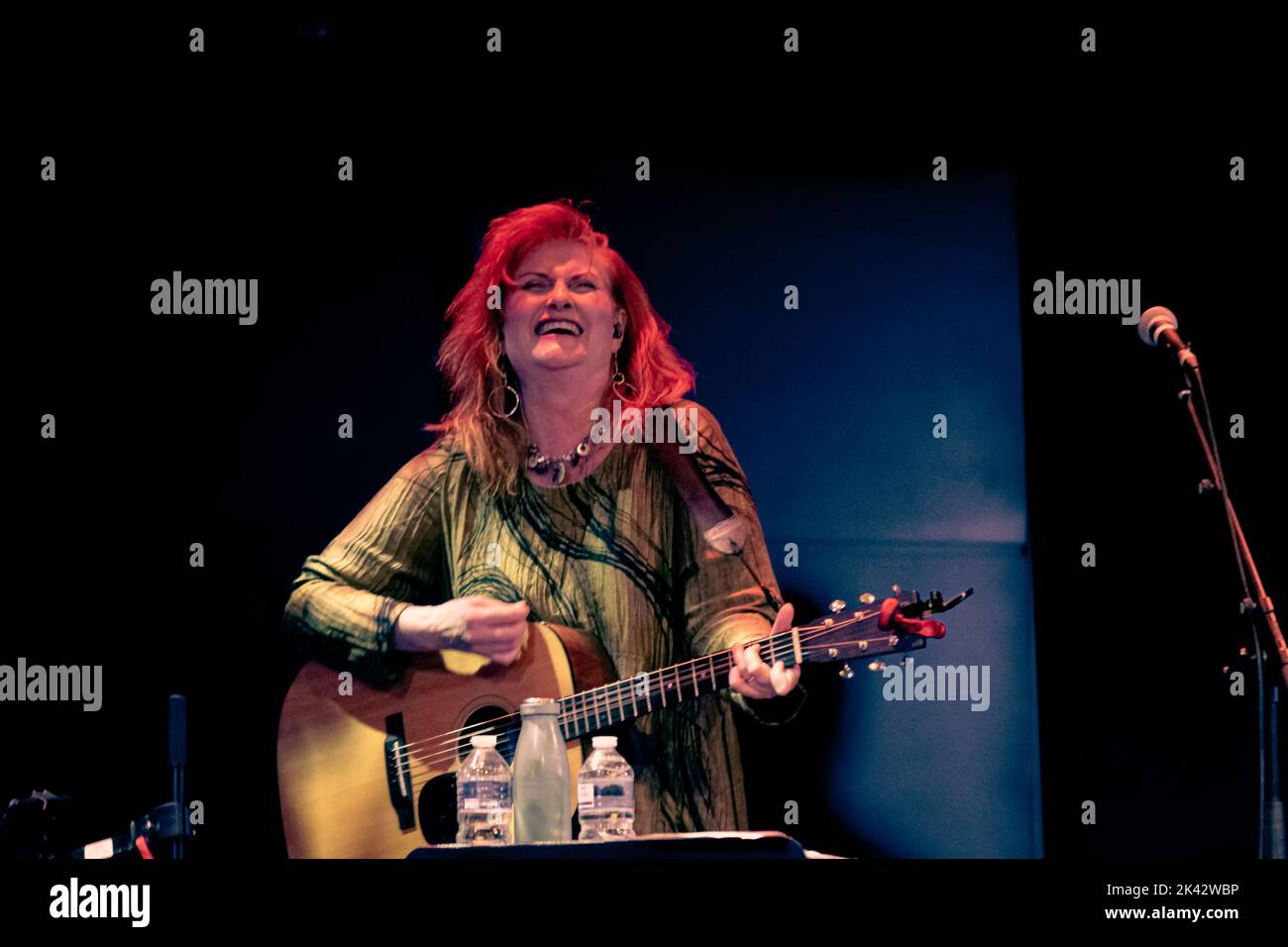 Eddi Reader bei Sage Gateshead. Jubiläumstour 40.. Sadenia 'Eddi' Reader MBE ist eine schottische Singer-Songwriterin, die für ihre Arbeit als Frontfrau von Fairground Attraction und für eine dauerhafte Solo-Karriere bekannt ist. Sie wurde mit drei Brit Awards ausgezeichnet. 2003 stellte sie die Werke des schottischen Nationaldichters Robert Burns vor. Vereinigtes Königreich. Stockfoto