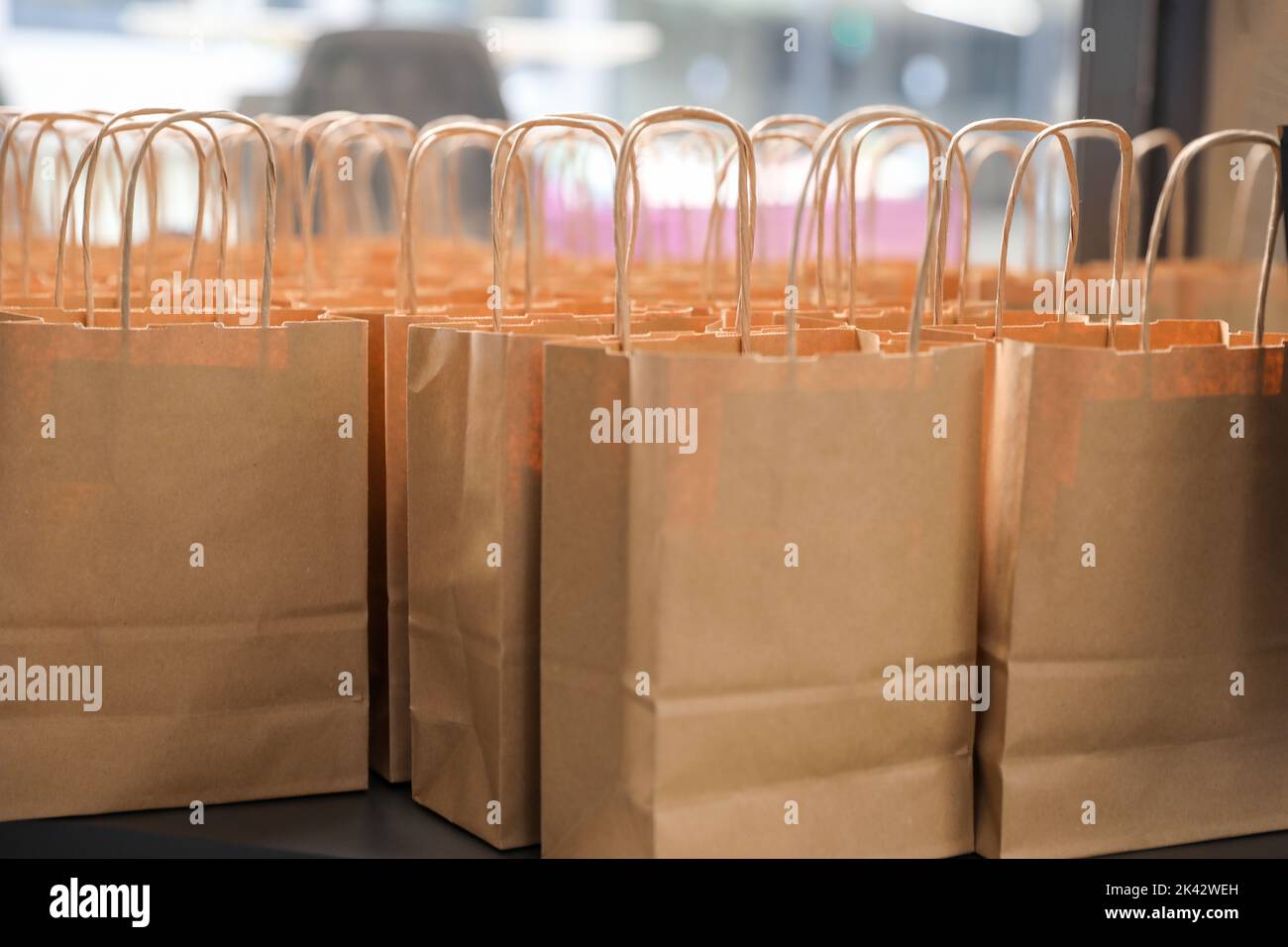 Viele offene Einkaufstaschen. Viele Bastelpakete. Geschäftskonzept. Stockfoto