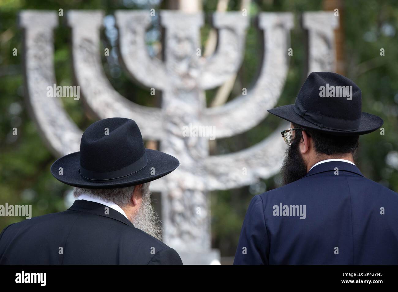 Kiew, Ukraine. 29. September 2022. Rabbiner stehen neben einem Denkmal zur Erinnerung an die Opfer von Babyn Yar (Babiy Yar), einem der größten Einzelmassakers an Juden während des NS-Holocaust in Kiew. Die Ukrainer gedenken des 81.. Jahrestages des Nazi-Massakers an Juden in der Schlucht Babyn Yar in Kiew, bei dem im September 1941 innerhalb von zwei Tagen rund 34.000 Juden ermordet wurden. Insgesamt haben in Babyn Yar zwischen 1941 und 1943 mehr als 100.000 Menschen ihr Leben verloren. (Foto von Oleksii Chumachenko/SOPA Images/Sipa USA) Quelle: SIPA USA/Alamy Live News Stockfoto