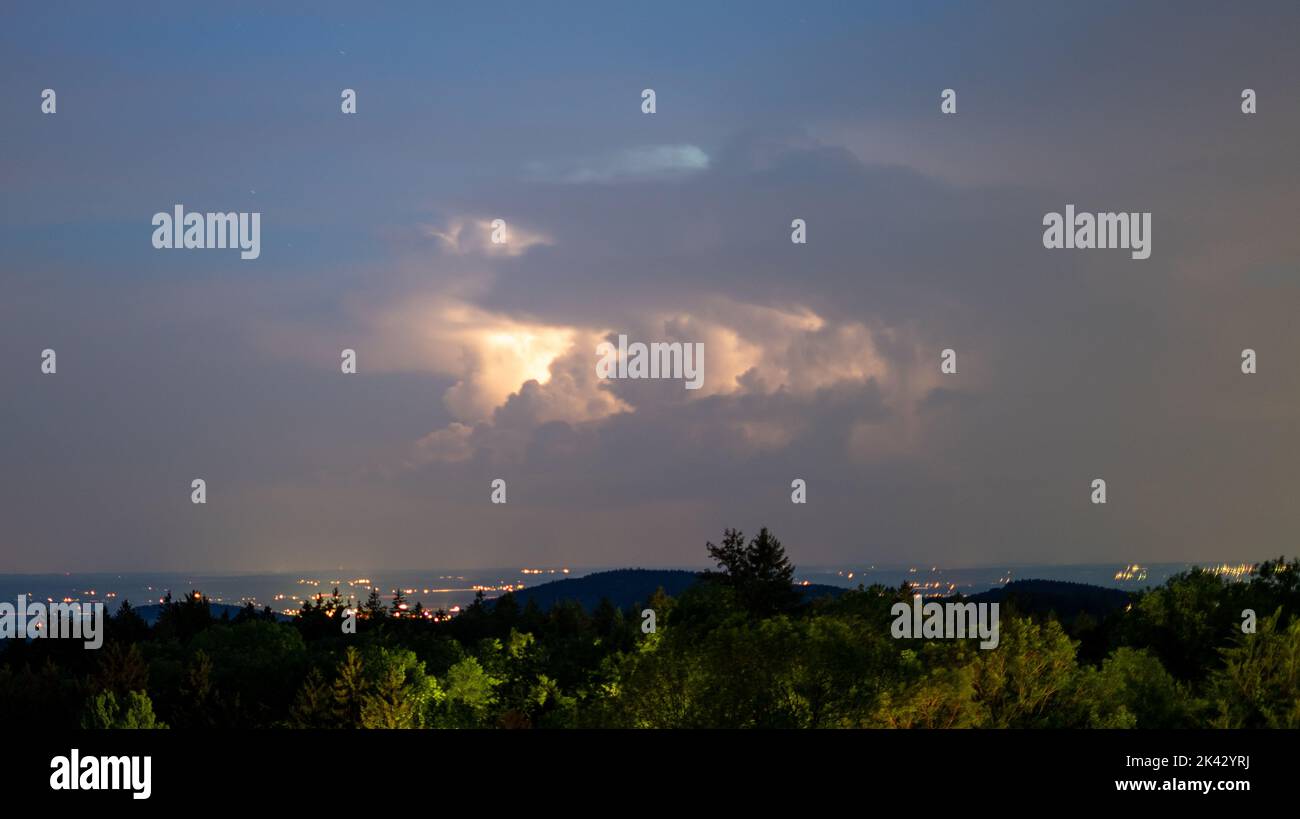 Gewitter im Bayerischen Wald mit dunklen Wolken und hellen Blitzen Stockfoto