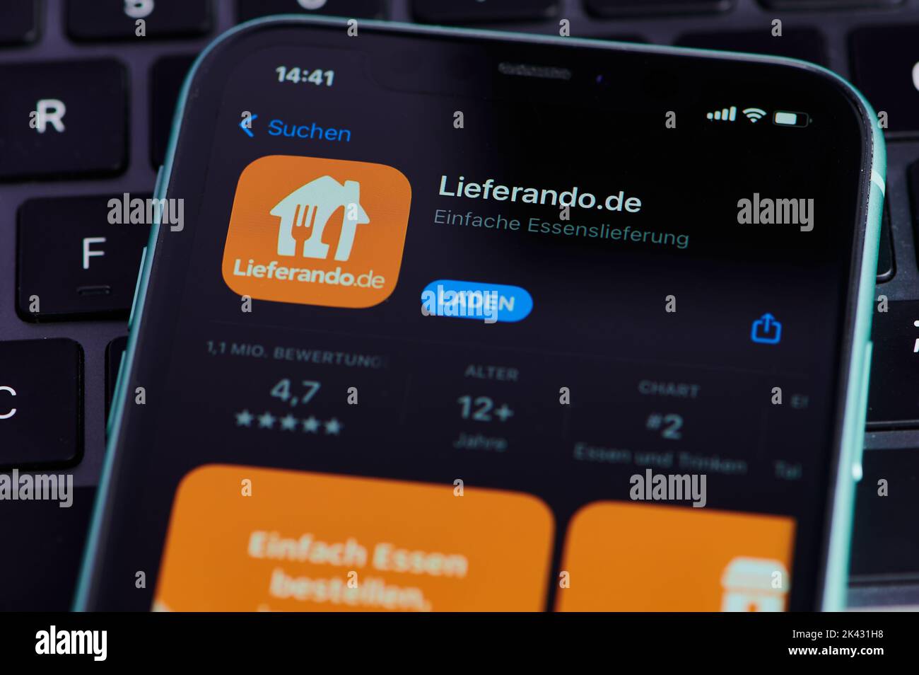 Orangefarbenes App-Icon von Lieferando auf einem Smartphone-Bildschirm in Deutschland Stockfoto