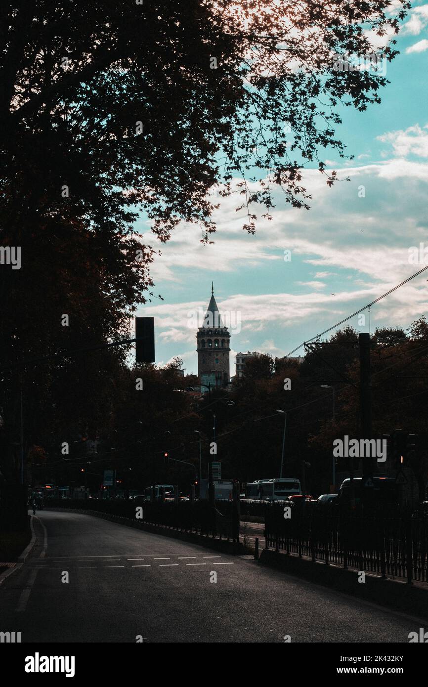 Turm und Straße. Blick auf den Galata-Turm von Istanbul Stockfoto