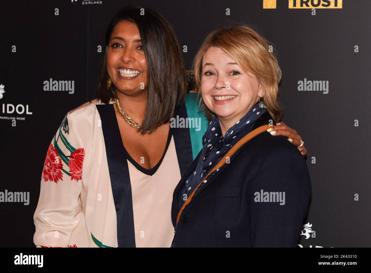 London, 29. September 2022, Sunetra Sarker (links) und Rebecca Lacey kommen zur Moulin Rouge Gala-Vorstellung im Piccadilly Theatre in Aid of Teenage Cancer Trust, Lou Morris Photography/Alamy Live News Stockfoto