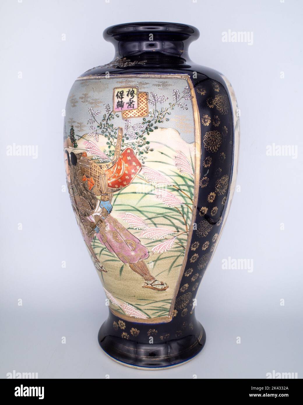 GROSSE 12,5' antike japanische Blue-Ground Satsuma Vase mit Samurai. Anfang des 20.. Jahrhunderts Stockfoto