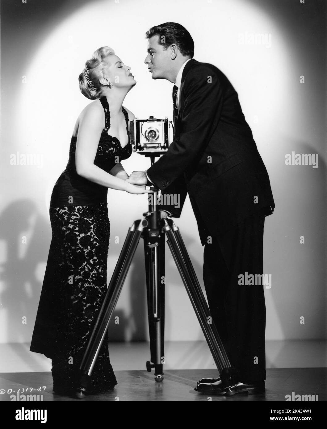 CLEO MOORE und RICHARD CRENNA posierten in ÜBERBELICHTETEN 1956-Regisseurs LEWIS SEILER-Kleidern Jean Louis Columbia Picters ein Werbungs-Porträt Stockfoto