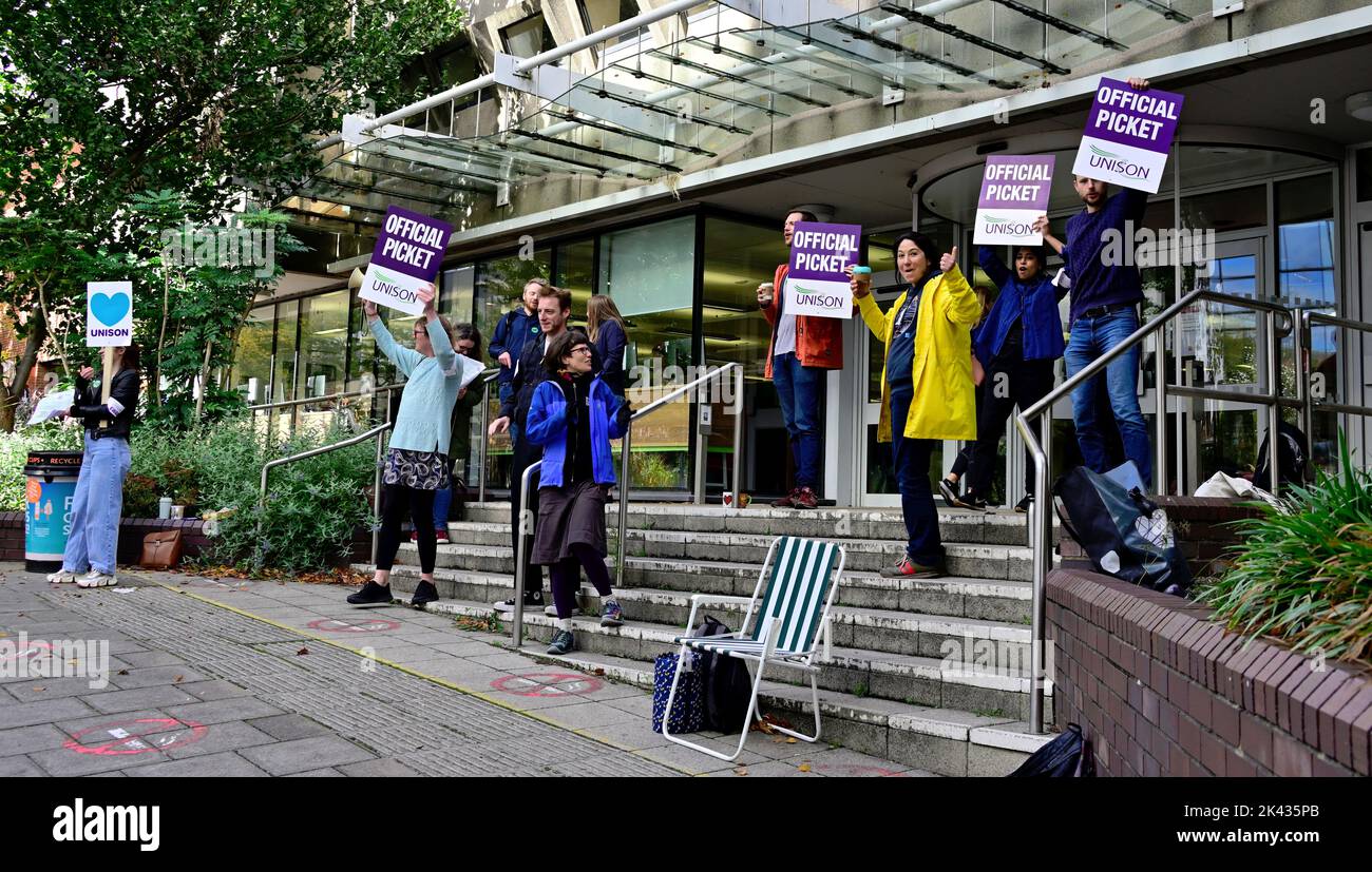 Unite Union auf Streikposten vor der University of Bristol, die höhere Gehälter für Mitarbeiter wünscht, Großbritannien Stockfoto