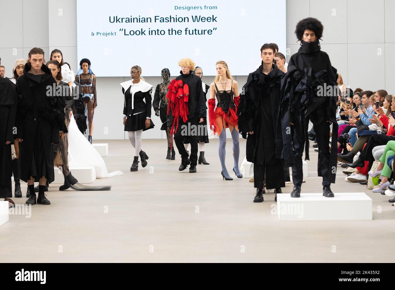 Collective Fashion Show, ukrainische Nachwuchsdesigner:innen der Ukrainian Fashion Week - des Projekts „Look into the future!“ - erleben Fashion for Fu Stockfoto