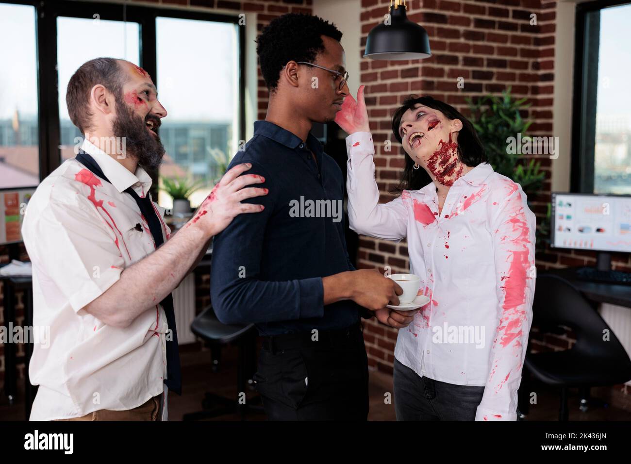 Gruselige böse Monster angreifen verängstigten Mann im Geschäftsbüro, aggressive gefährliche Zombies Leichen jagen Person Angst. Gehirn essen Teufel Gruppe handeln grausam und blutrünstig. Stockfoto
