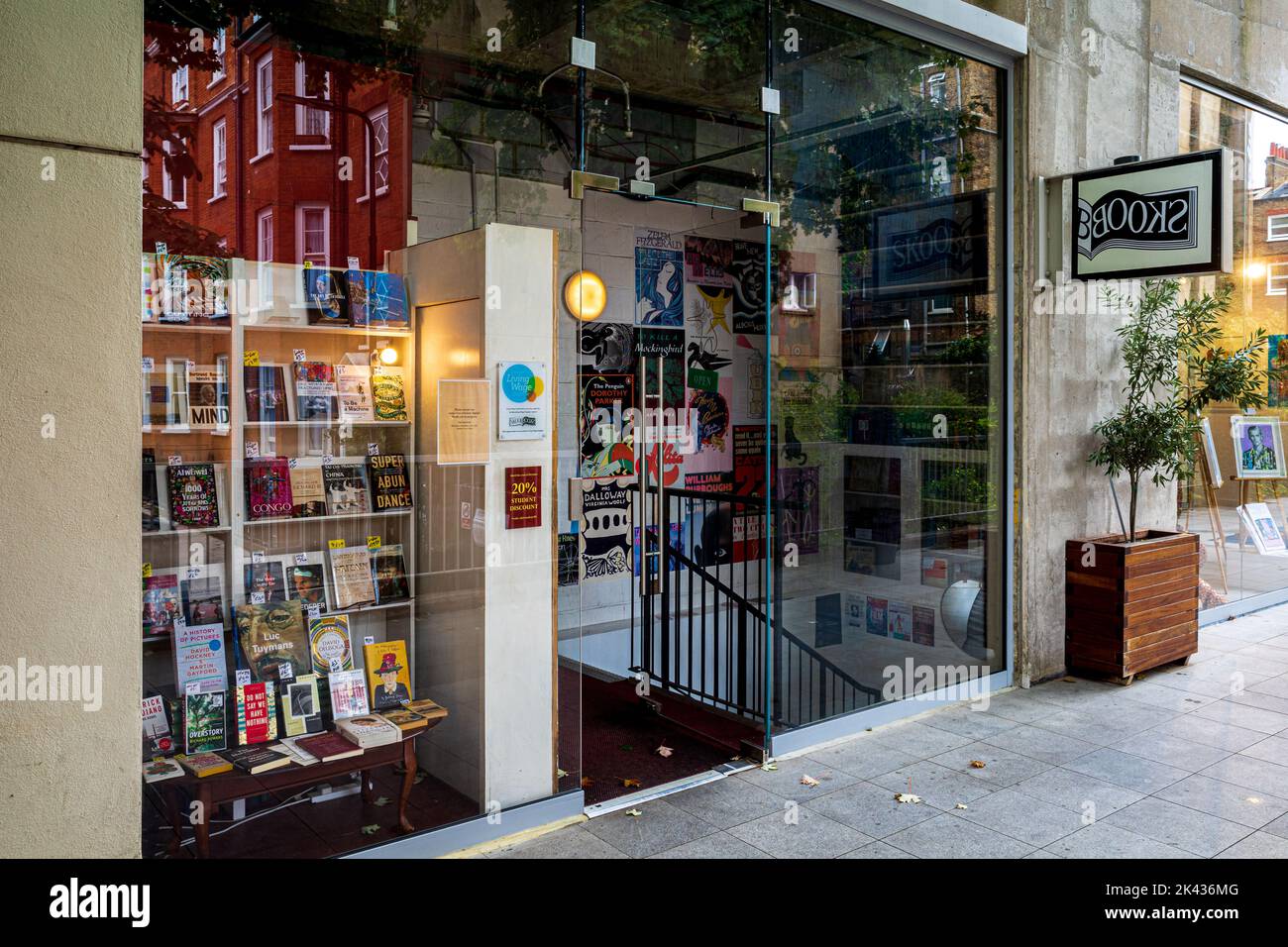 Skoob Books Bookshop im Brunswick Centre Bloomsbury London - Skoob ist eine Second-Hand-Buchhandlung, die sich auf eine große Auswahl akademischer Texte spezialisiert hat Stockfoto