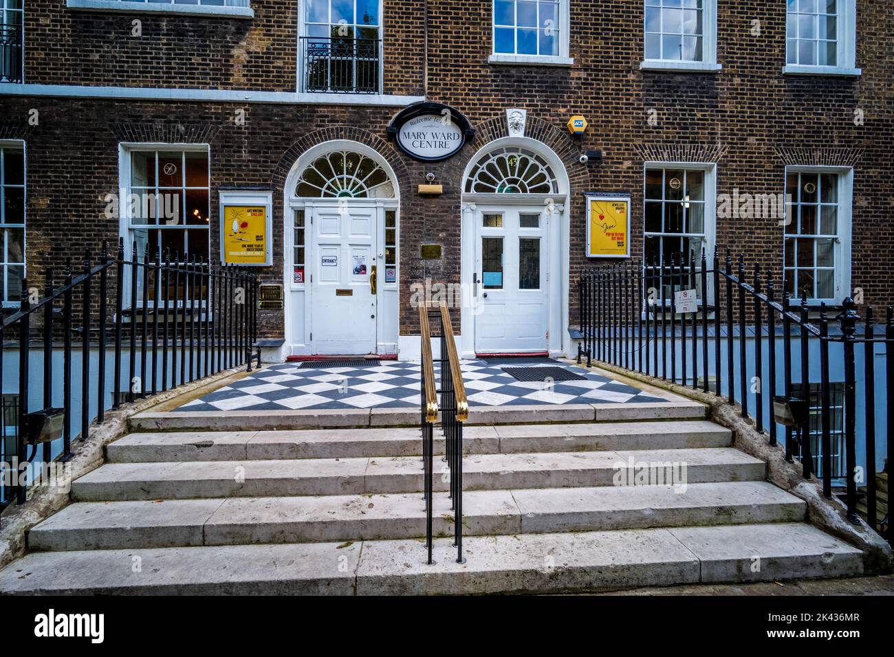 Mary ward Centre London - das Mary ward Adult Education Centre ist Teil der Mary ward Siedlung am Queen Square in London. Stockfoto